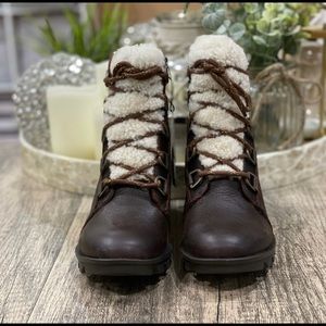 The women's Sorel Phoenix Short Lace Cozy boot. 7.5